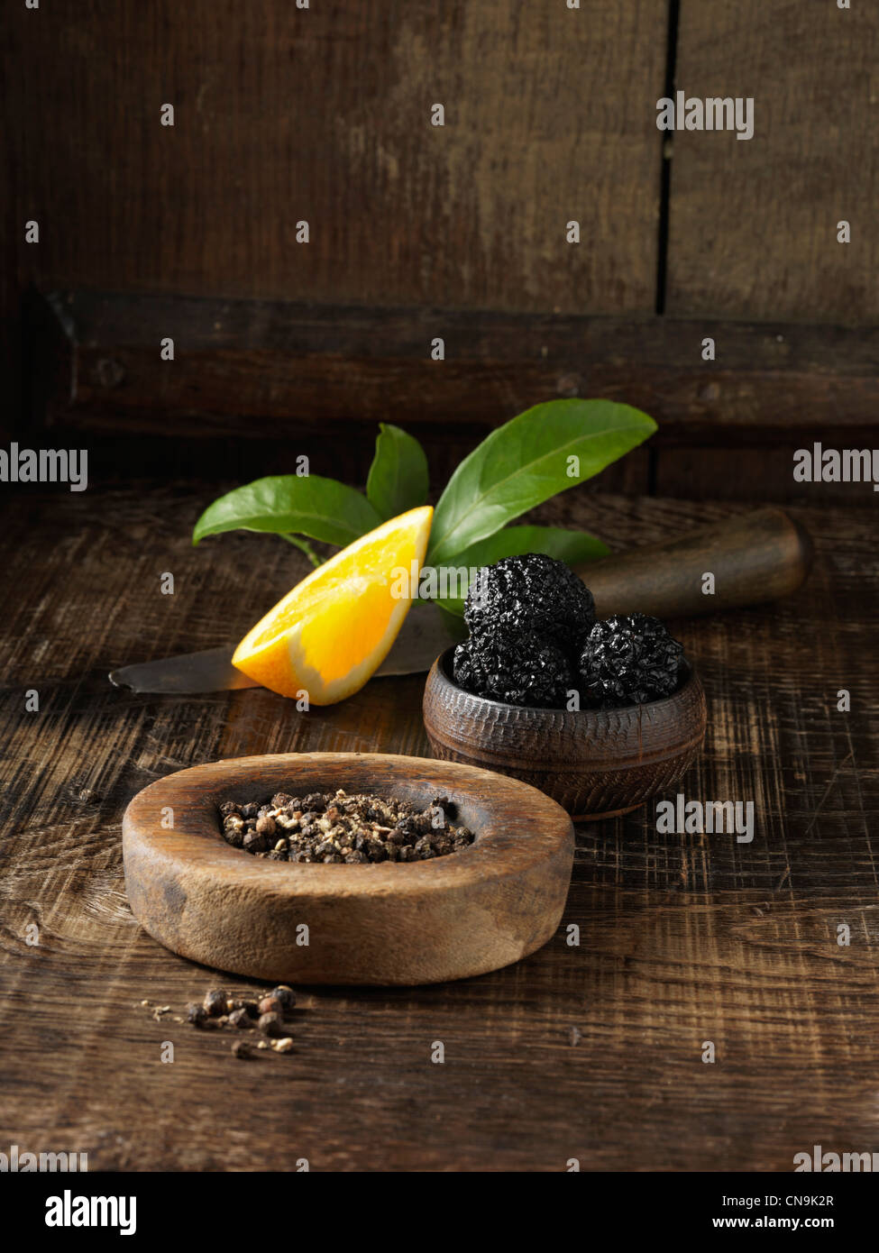 Les truffes noires, au poivre et à l'orange Banque D'Images