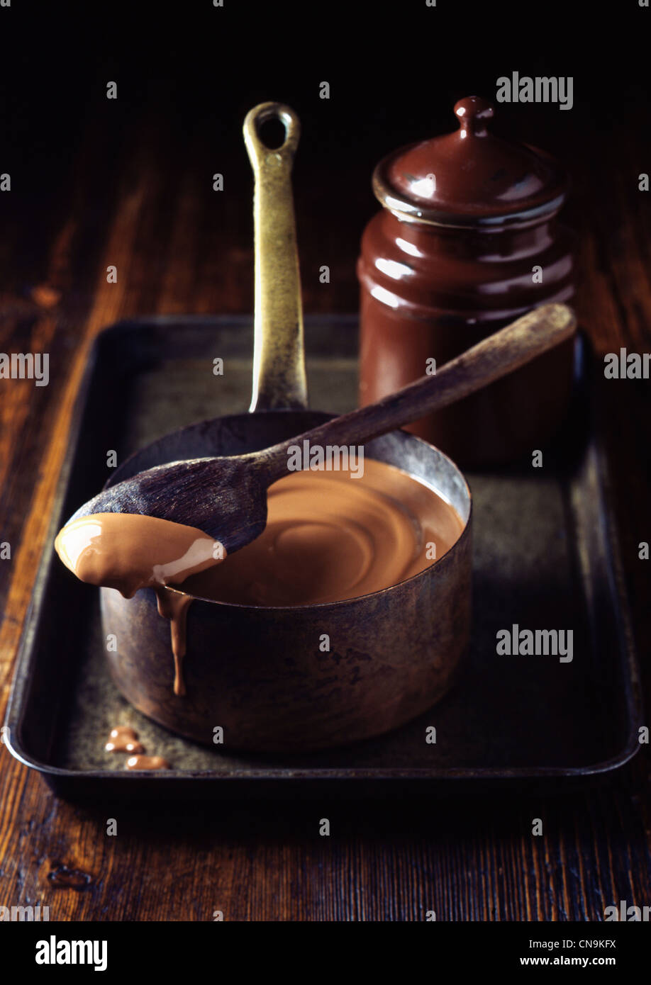 Casserole de sauce au chocolat sur le bac Banque D'Images