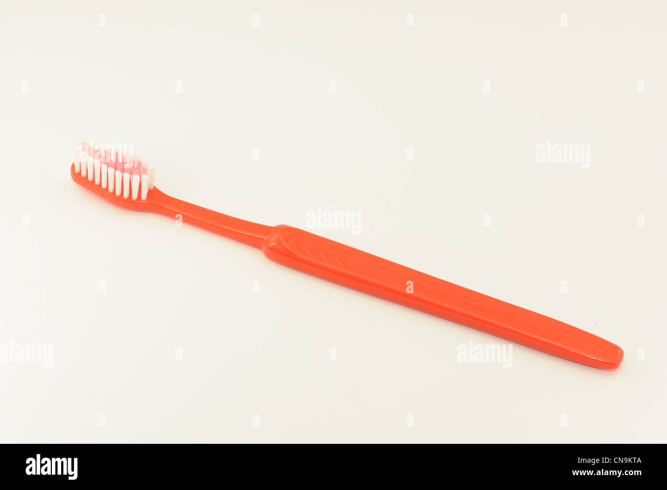 Brosse à dents aux couleurs prises sur un fond blanc Banque D'Images