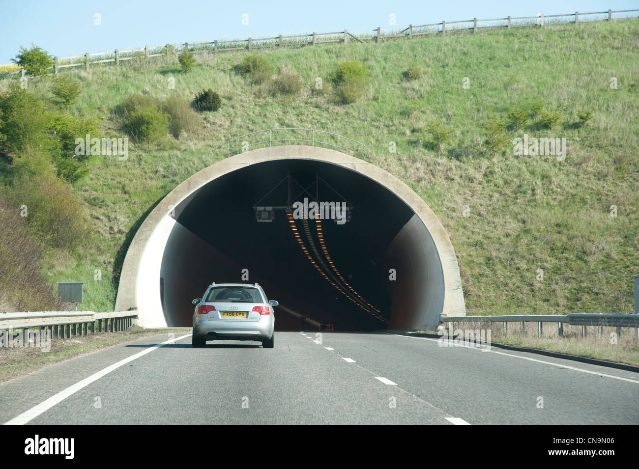 Une Audi A4 Break 2006 2.0Liter approcher la Southwick Hill road tunnel sur l'A27 Banque D'Images