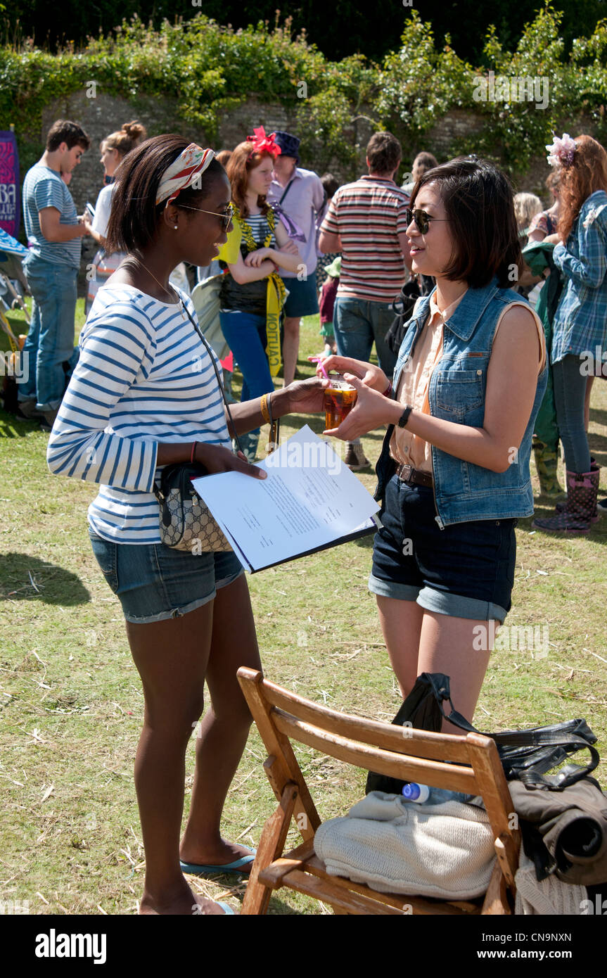 Deux filles partager un verre au Port Eliot literary festival St allemands Cornwall Banque D'Images