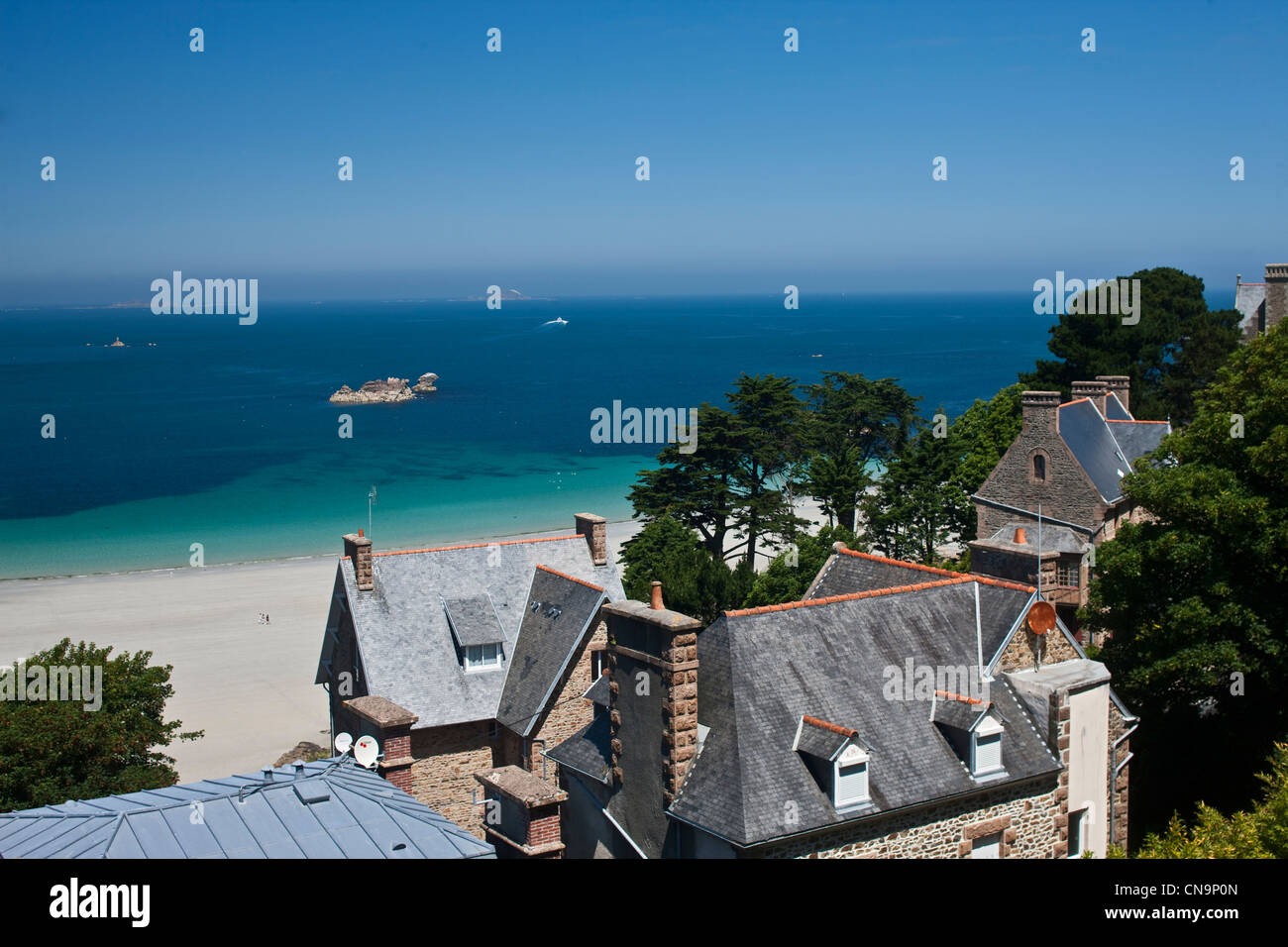 France, Cotes d'Armor, Perros Guirec, Villas et de la plage de Trestraou Banque D'Images