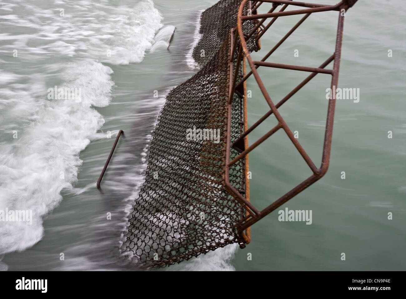 La France, Finistère, Riec sur Belon Huîtres Cadoret, à bord de la barge dragues oyster utilisée pour récolter les huîtres Banque D'Images La France, Finistère, Riec sur Belon Huîtres Cadoret, à bord de la barge dragues oyster utilisée pour récolter les huîtres Banque D'Images