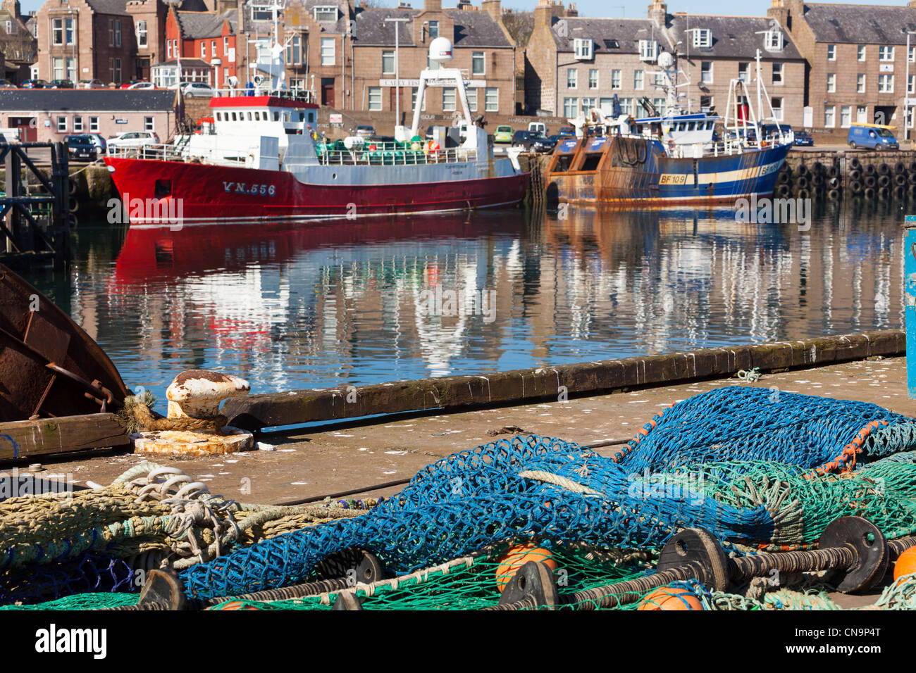 Chalutier de haute mer des filets sur le port de Peterhead N.E.Scotland UK Banque D'Images