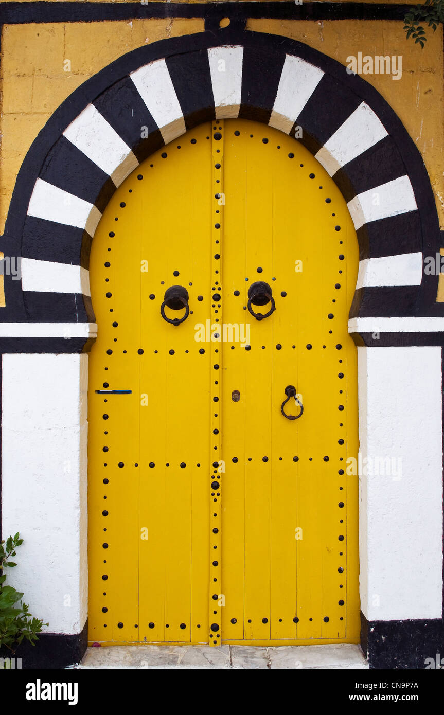 La Tunisie, Sidi Bou Saïd, une des portes dans les rues emblématiques de la ville Banque D'Images