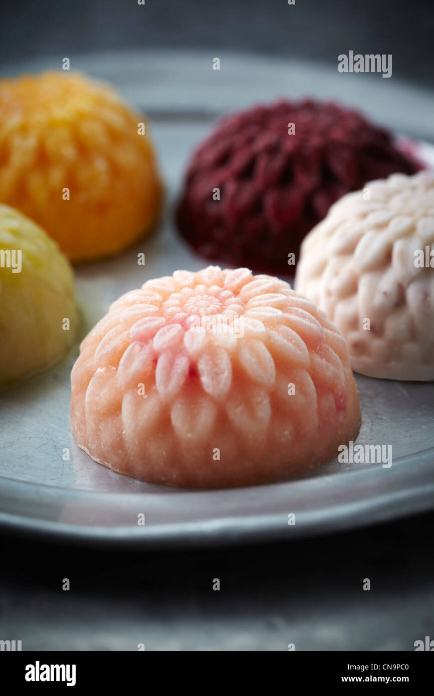 Close up of ice cream flowers on plate Banque D'Images