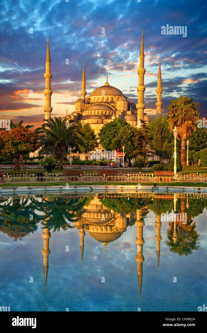 Coucher de soleil sur la Mosquée Sultan Ahmed (Sultanahmet Camii) ou Mosquée Bleue, Istanbul, Turquie. Construit de 1609 à 1616 Banque D'Images