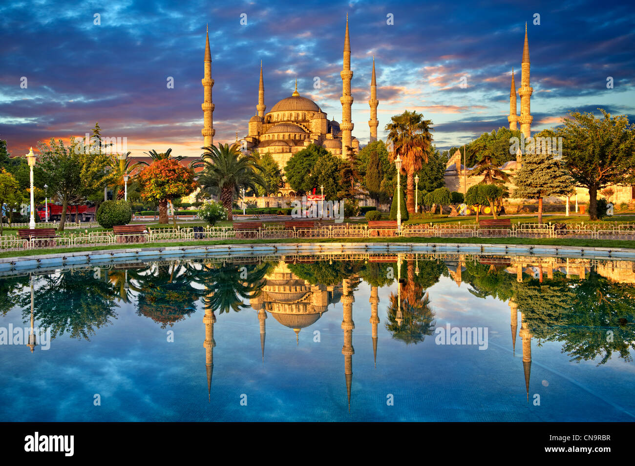 Coucher de soleil sur la Mosquée Sultan Ahmed (Sultanahmet Camii) ou Mosquée Bleue, Istanbul, Turquie. Construit de 1609 à 1616 Banque D'Images