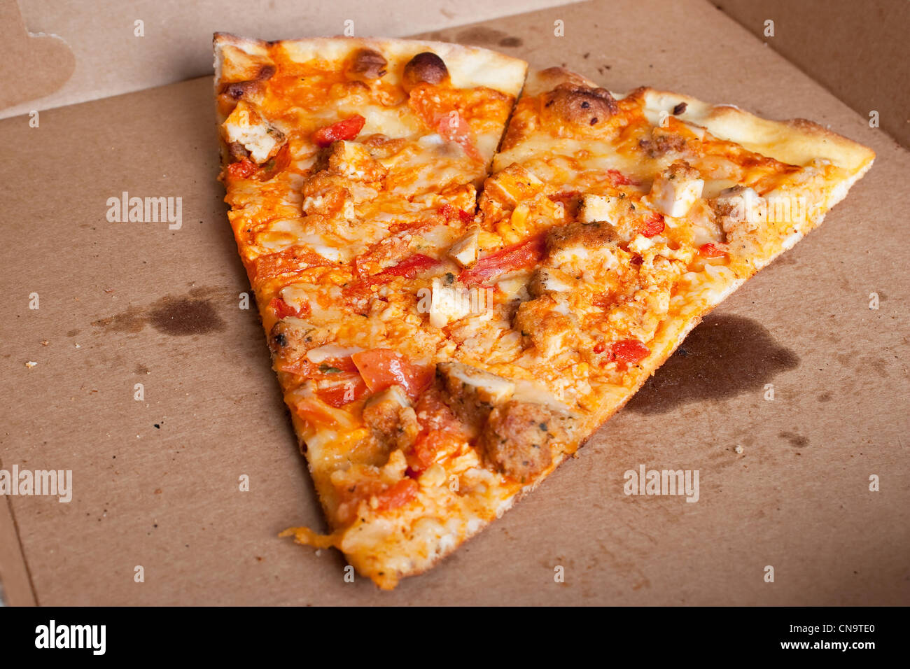 Quelques tranches de pizza au poulet Buffalo laissés dans la boîte. Le week-end parfait prendre le dîner. Banque D'Images