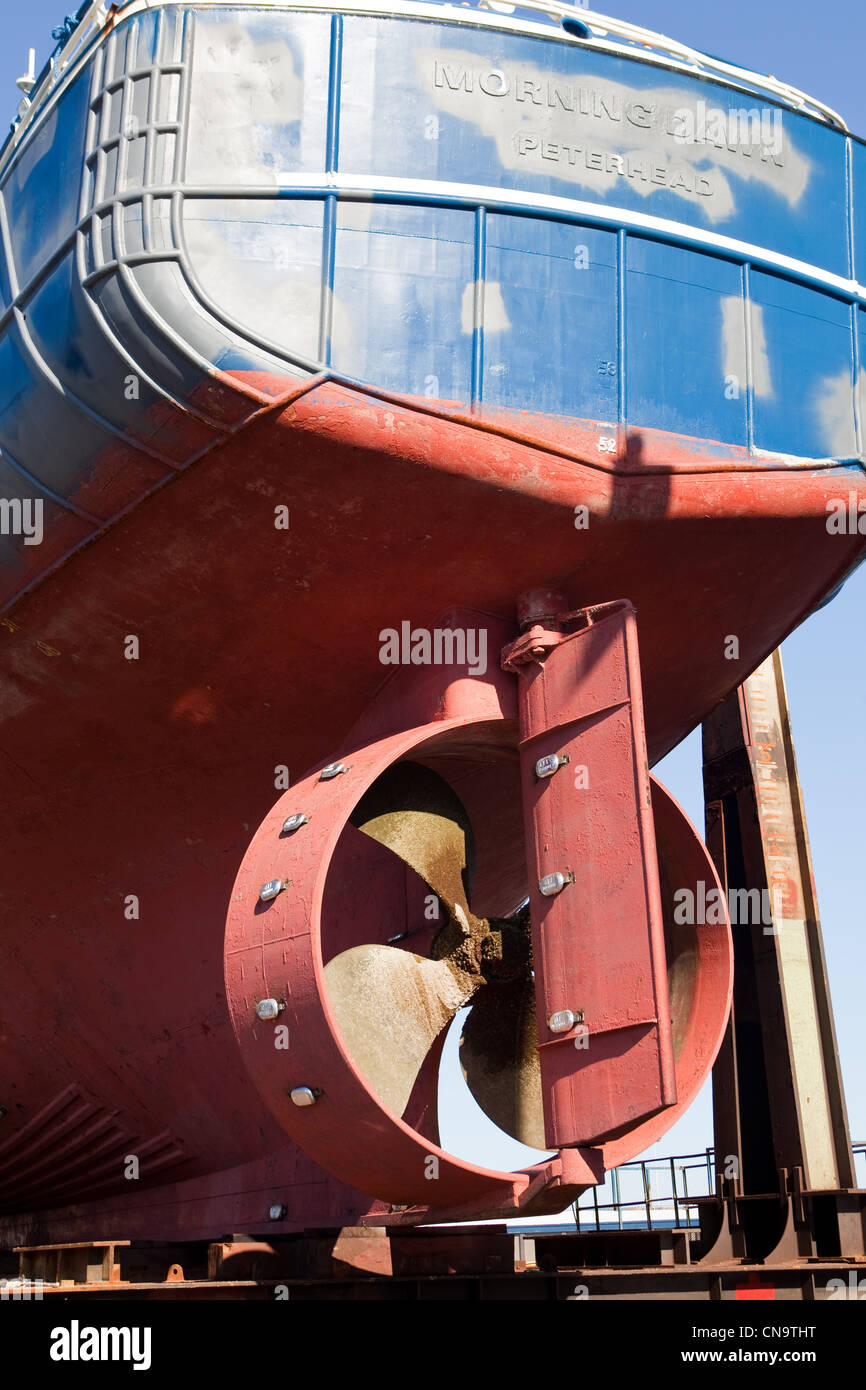 Lames de gouvernail et d'hélice de chalutier dans les chantiers de réparation. Chantiers navals de Peterhead Harbour, Écosse, Royaume-Uni Banque D'Images