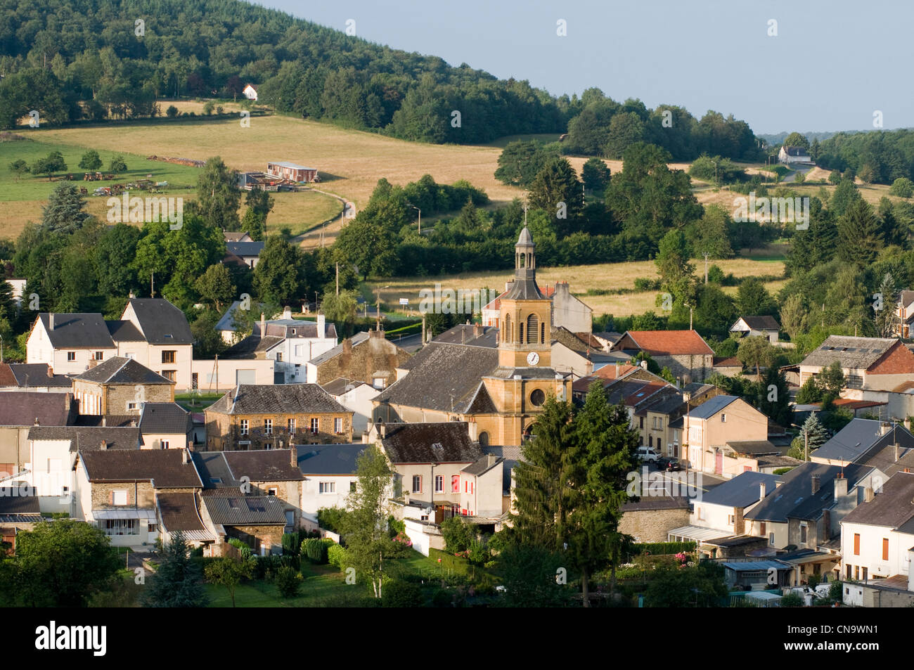 La France, de l'Ardennes, Joigny sur Meuse, clocher et village Banque D'Images