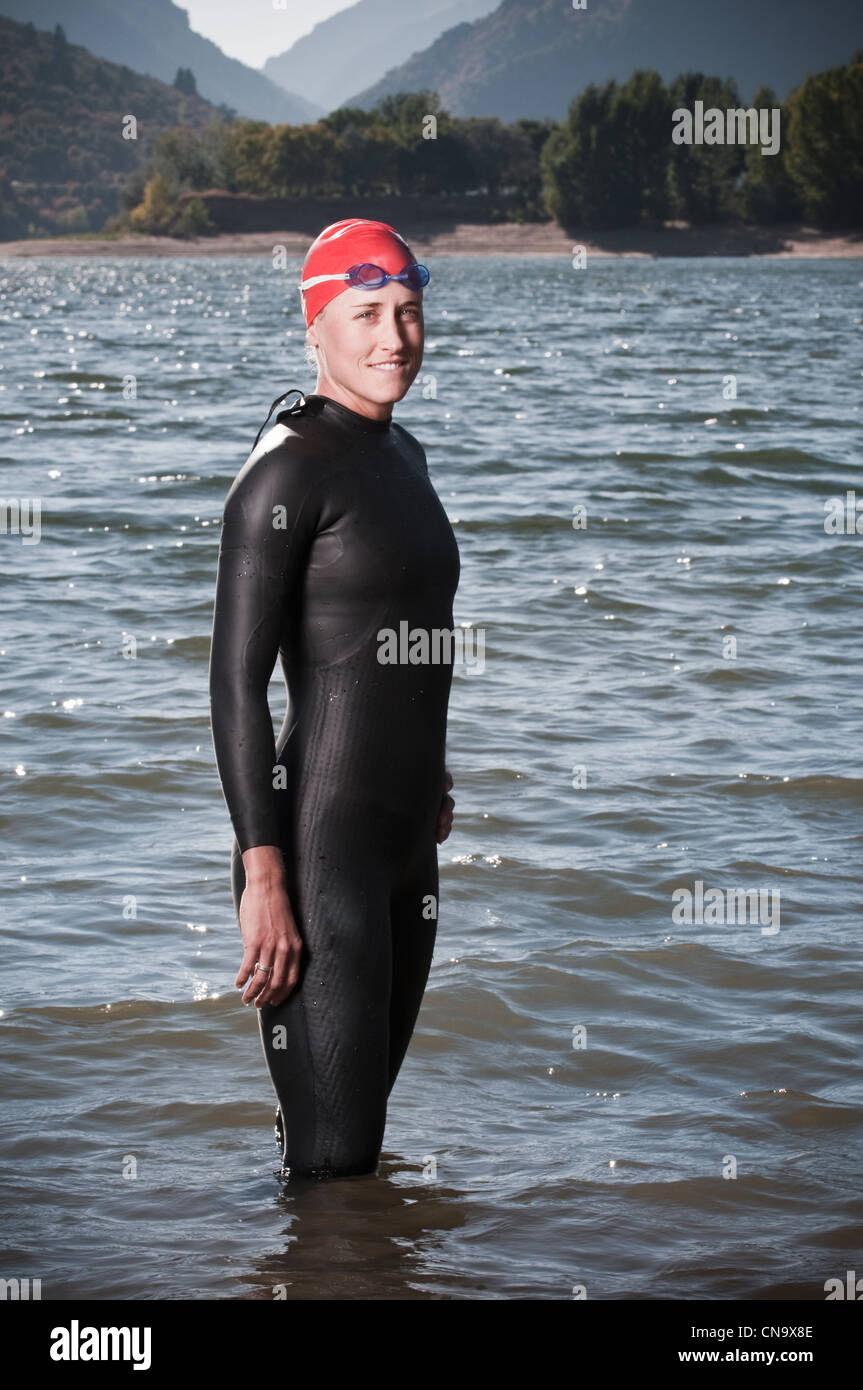 Debout dans l'eau encore Diver Banque D'Images