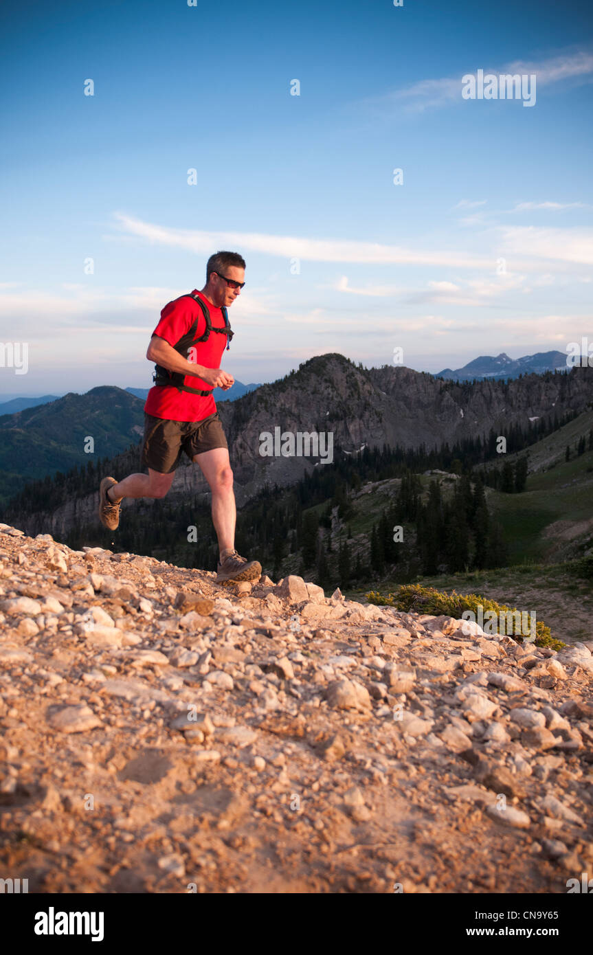 Man running on dirt path Banque D'Images