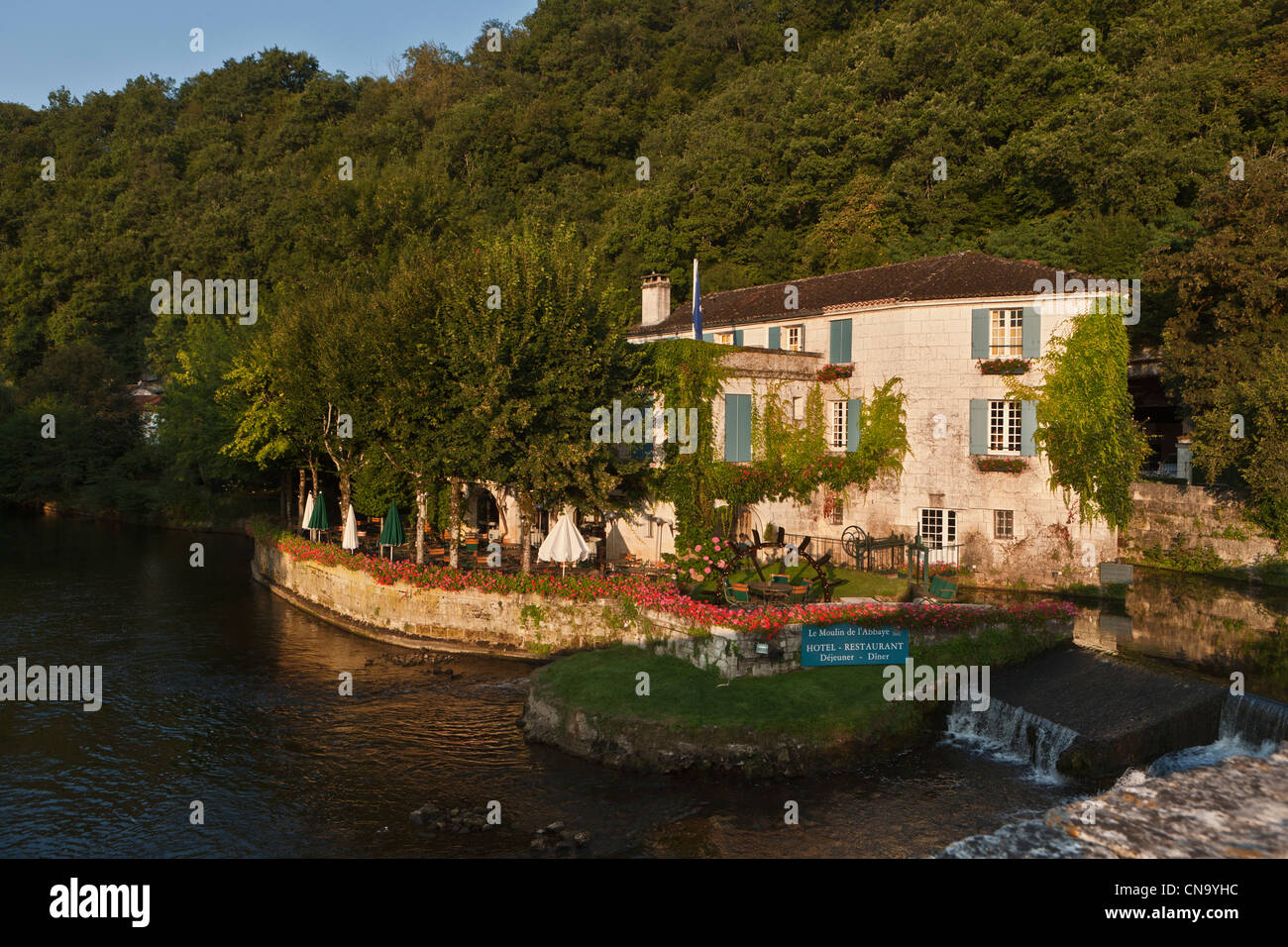 France, Dordogne, Brantome Moulin de L'Abbaye, cet ancien moulin du xvie siècle, baigné par les eaux de la drone a été Banque D'Images