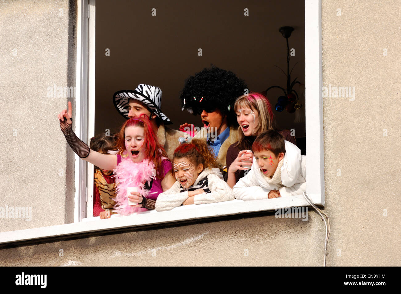 France, Nord, Dunkerque, carnaval de Dunkerque, carnival festivaliers aux fenêtres déguisée de leurs maisons Banque D'Images