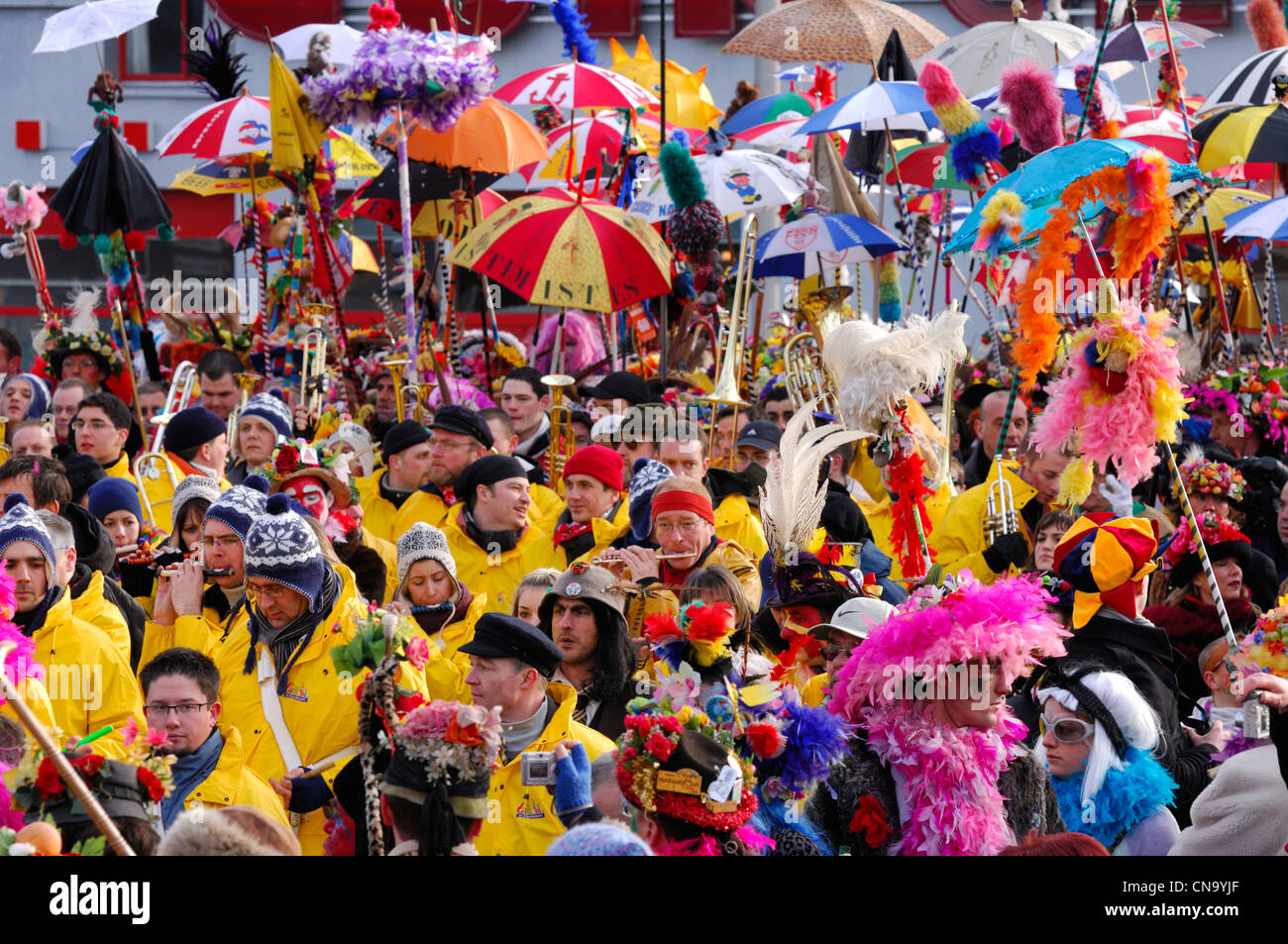 France, Nord, Dunkerque, carnaval de Dunkerque, parasols colorés sur la foule du carnaval Banque D'Images