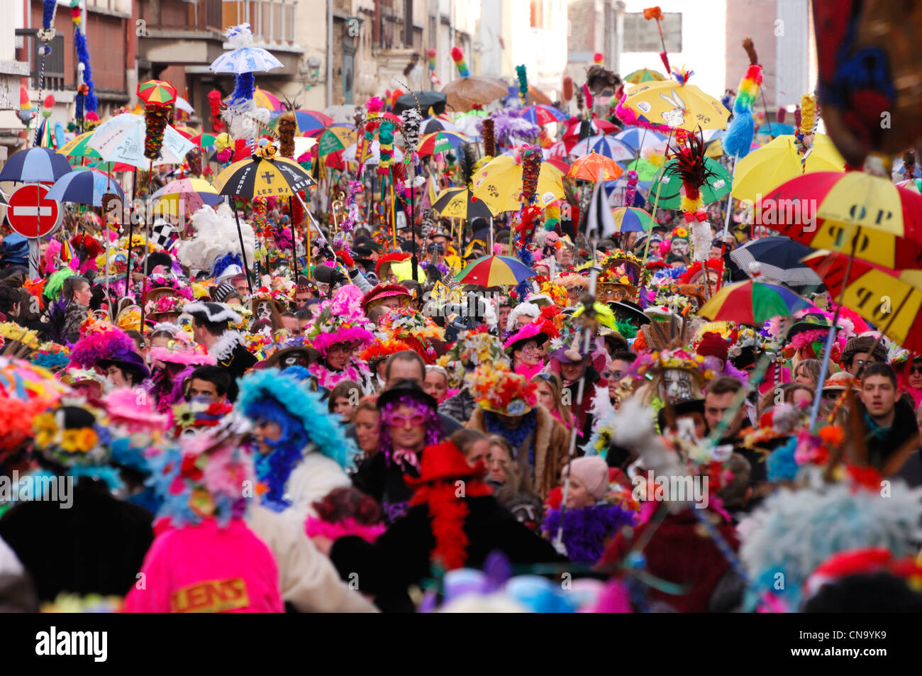 France, Nord, Dunkerque, carnaval de Dunkerque, parasols colorés sur la foule du carnaval Banque D'Images