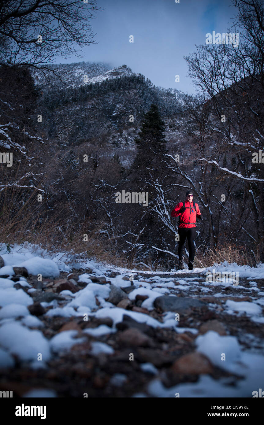 Man running in snowy landscape Banque D'Images