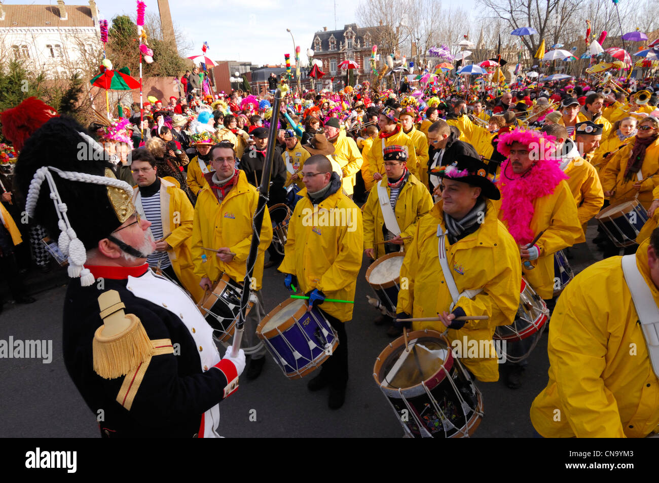 France, Nord, Dunkerque, carnaval de Dunkerque, tambour-major dans le travail du leader de la bande jaune ciré musicien Banque D'Images