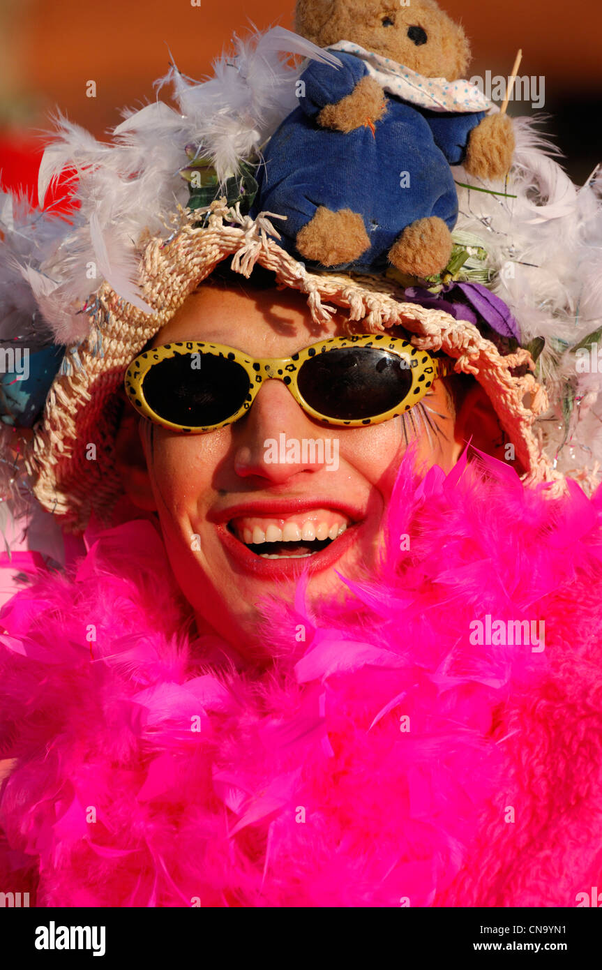 France, Nord, Dunkerque, carnaval de Dunkerque, carnival festivaliers avec un déguisement colorés Banque D'Images