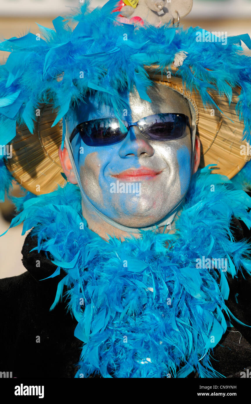 France, Nord, Dunkerque, carnaval de Dunkerque, carnival festivaliers avec un déguisement colorés Banque D'Images