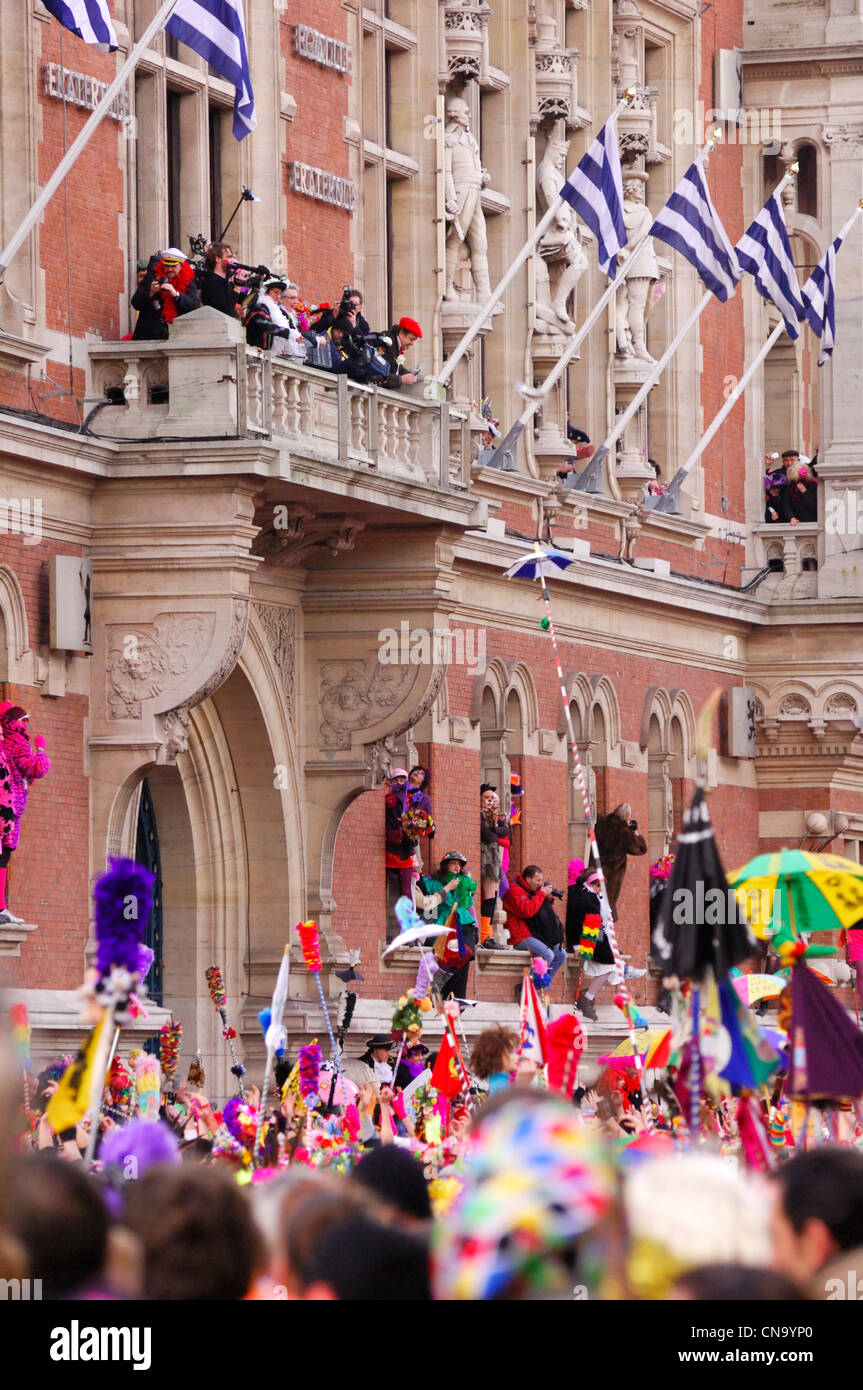 France, Nord, Dunkerque, carnaval de Dunkerque carnaval de Dunkerque, les festivaliers de faire un tapage et se précipiter en face de l'hôtel de ville de Banque D'Images