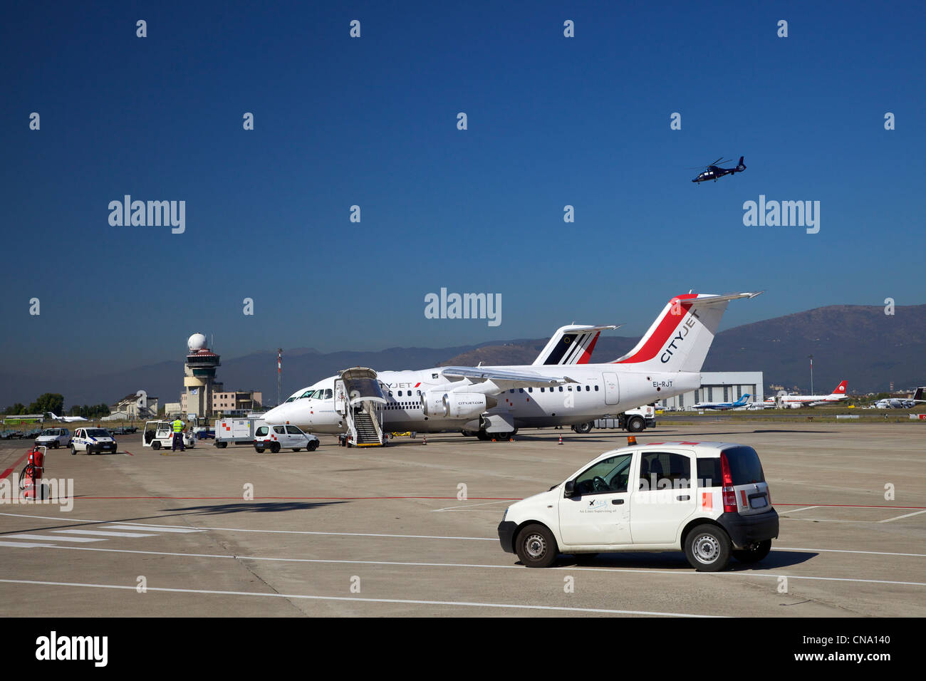 Cityjet avion sur stand à l'aéroport de Florence, Toscane, Italie, Europe Banque D'Images