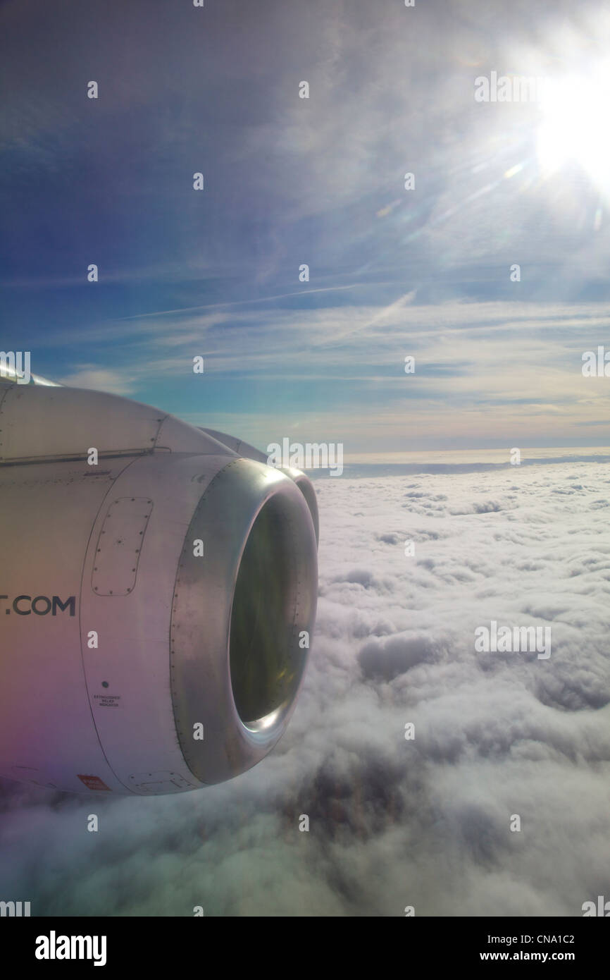 Cityjet avion sur vol au-dessus de nuages Banque D'Images