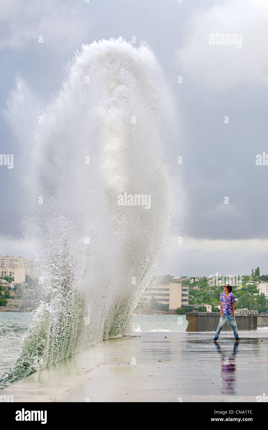 Un homme et des ondes de tempête Banque D'Images