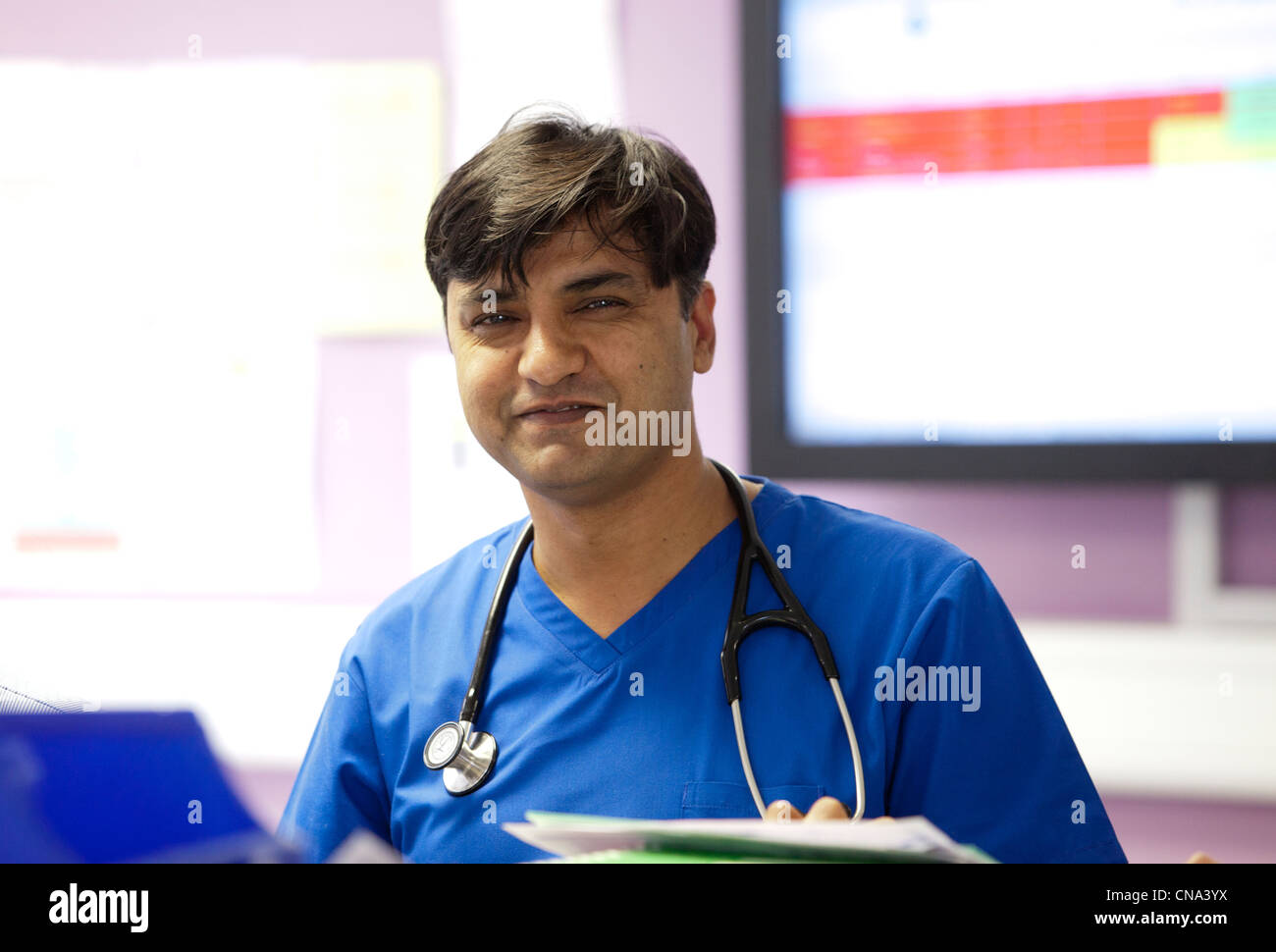 Une asiatique médecin travaillant sur un accident et l'unité d'urgence UK Banque D'Images
