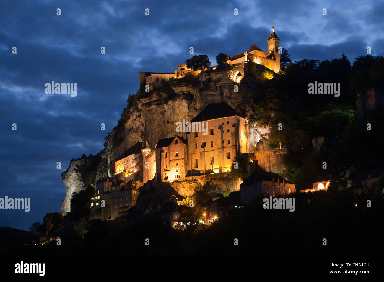 France, Lot, Rocamadour, le village perché et la ville et ses sanctuaires religieux dominé par le Château, Vue de nuit Banque D'Images
