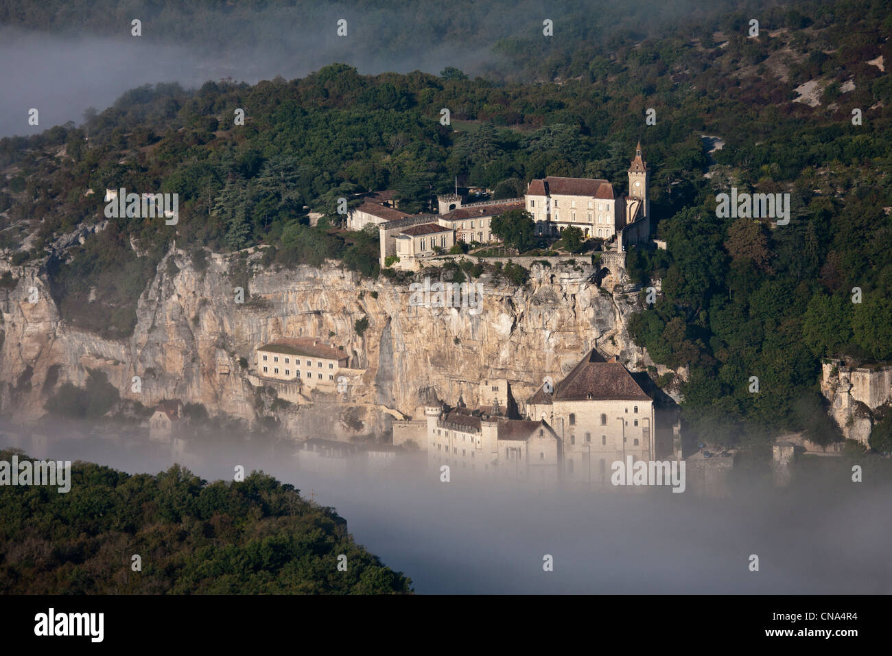 France, Lot, Rocamadour, vue aérienne de la ville et de ses sanctuaires religieux dominé par son château dans le canyon de l'Alzou Banque D'Images