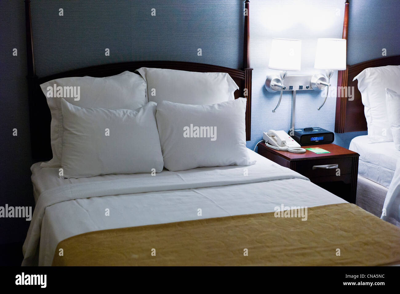 Vue de nuit de l'intérieur lit dans une chambre d'hôtel haut de gamme Photo  Stock - Alamy
