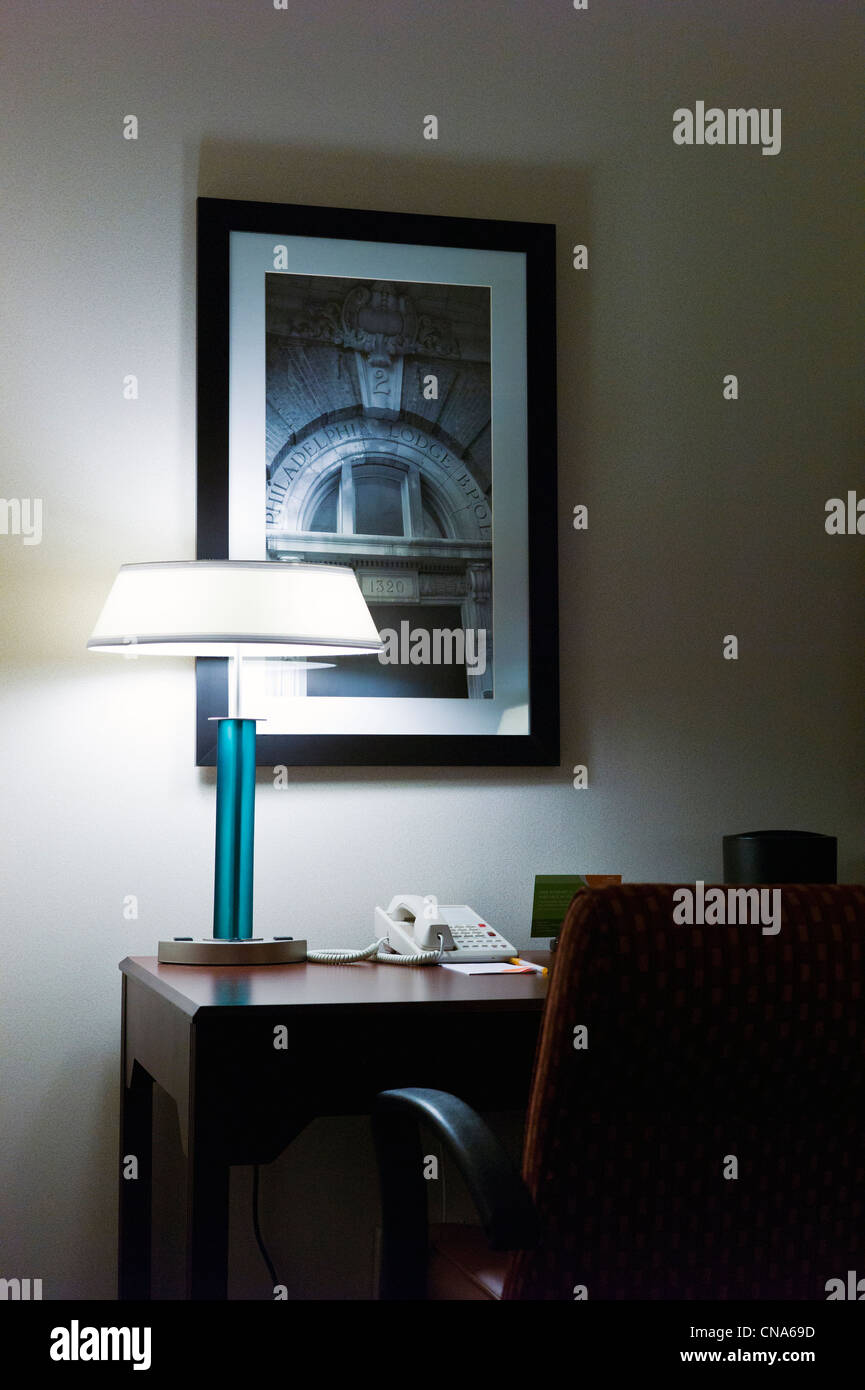 Vue de nuit de l'intérieur de bureau, lampe et chaise dans une chambre d'hôtel. Banque D'Images