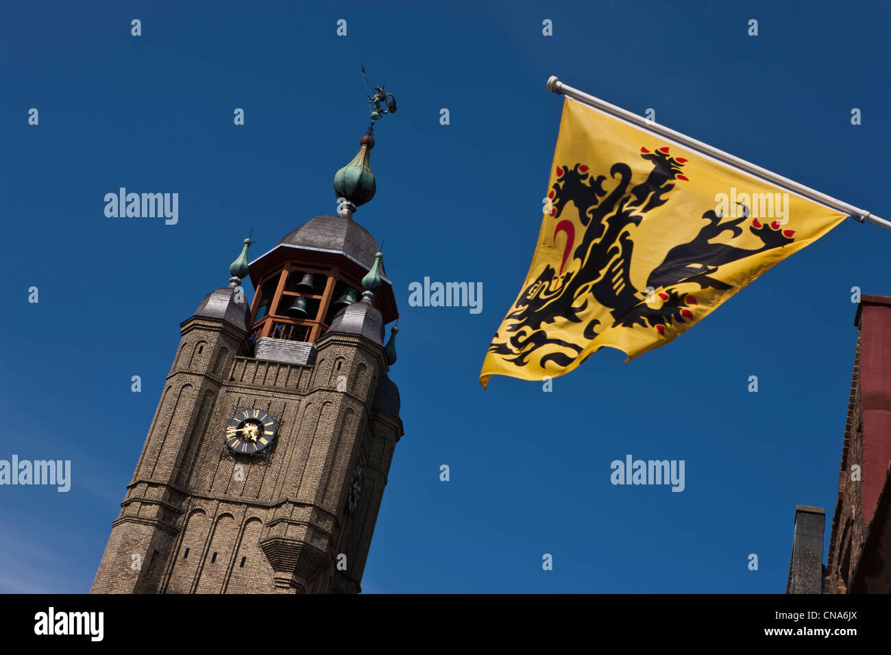 France, Nord, Bergues, le beffroi au Patrimoine Mondial par l'UNESCO et d'un drapeau de Flandre Banque D'Images