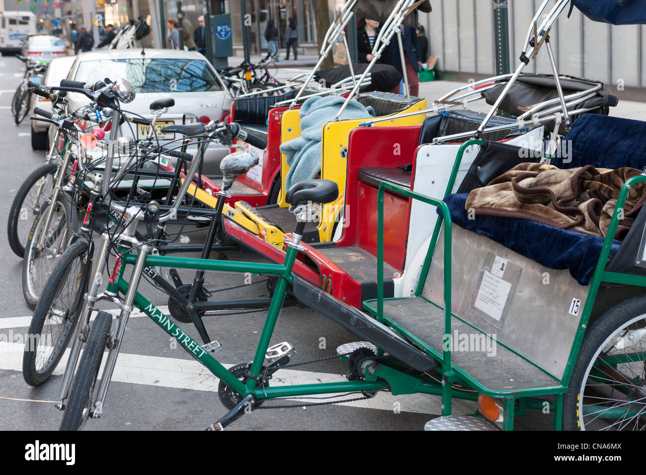 Des vélotaxis prêt à embaucher près de Columbus Circle à New York. Banque D'Images