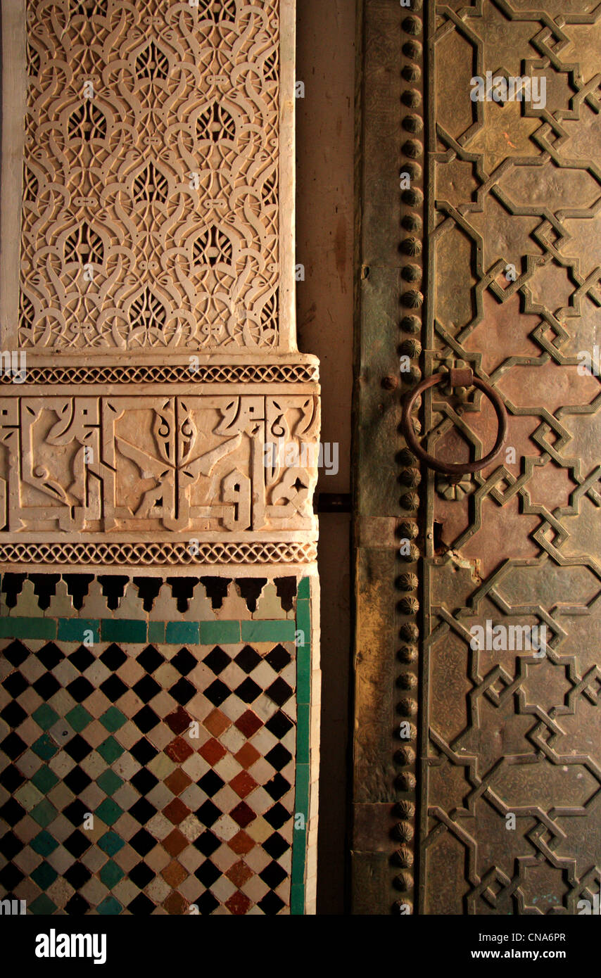 Détail de stucs, mosaïques et sculpté en bois porte d'entrée principale ofAli Mosquée Ben Youssef, Marrakech,Maroc. Banque D'Images