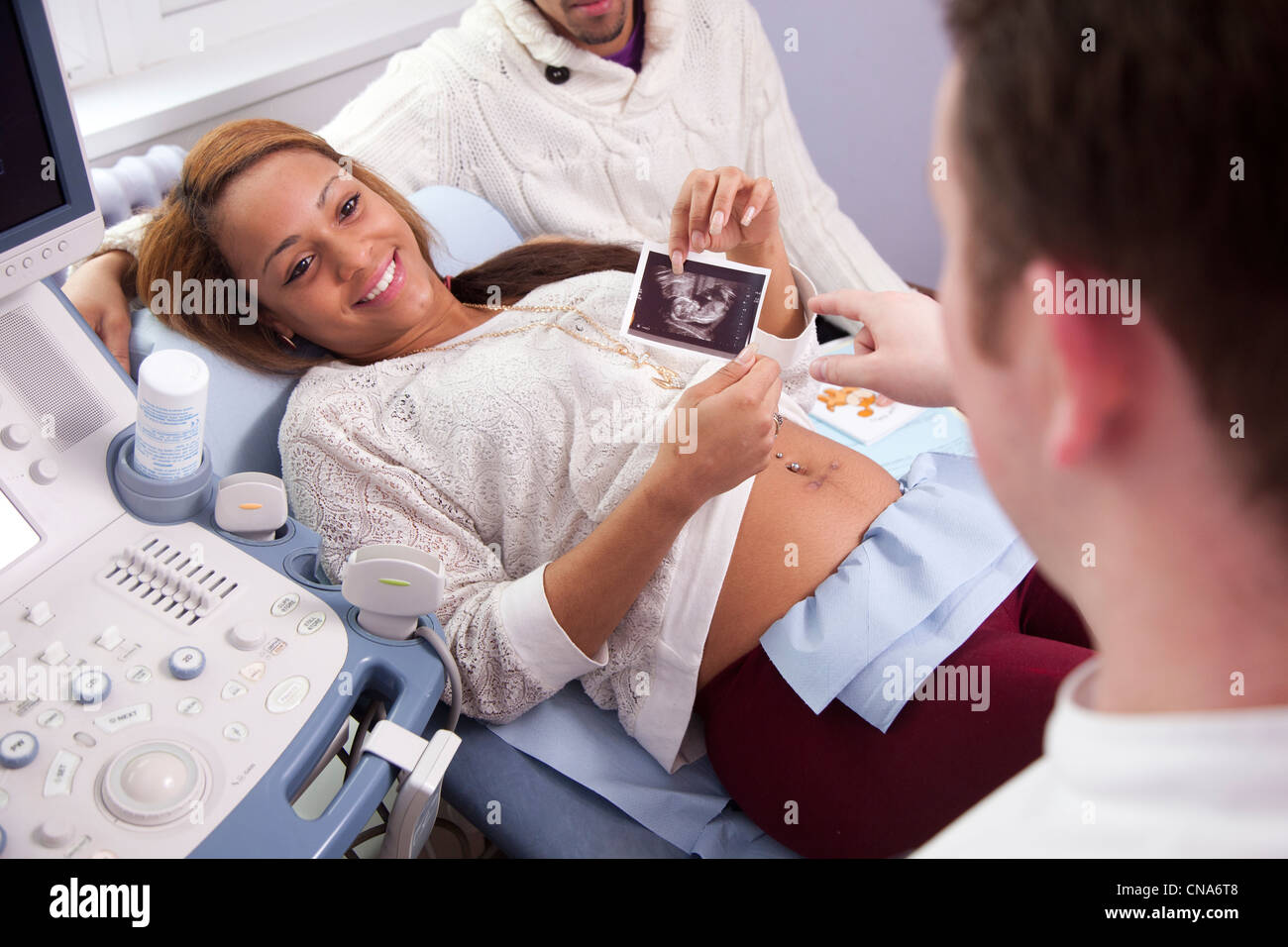 Une jeune femme enceinte est titulaire d'une photo de son bébé lors d'une échographie UK Banque D'Images