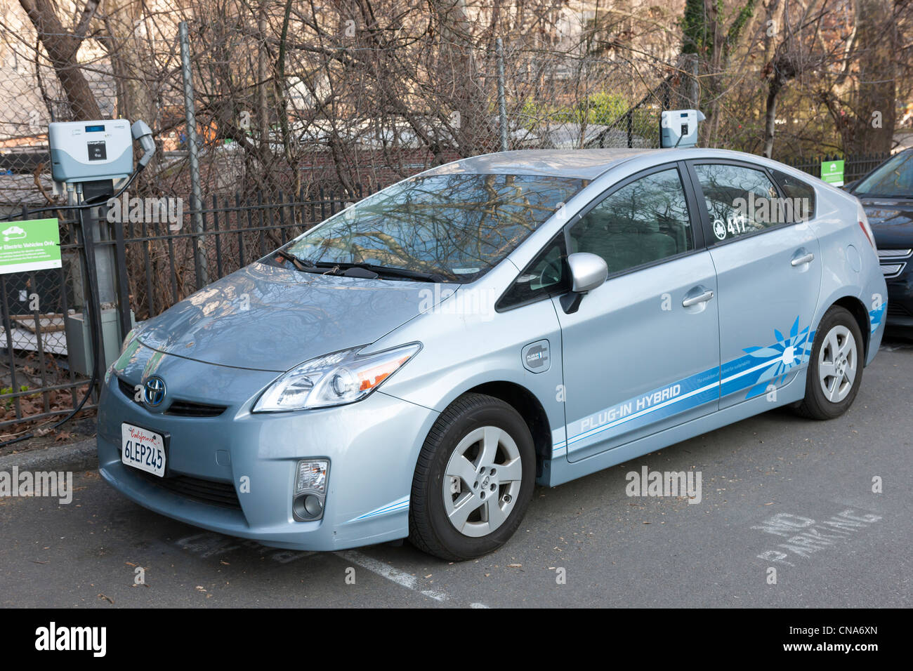 Une Toyota Prius hybride voiture électrique, utilisé par le service des Parcs de la ville de New York, reçoit une charge à une station de charge à Central Park. Banque D'Images