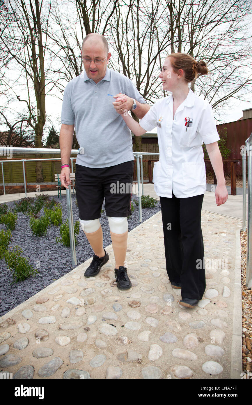 Un homme est aidé avec sa prothèse UK Banque D'Images
