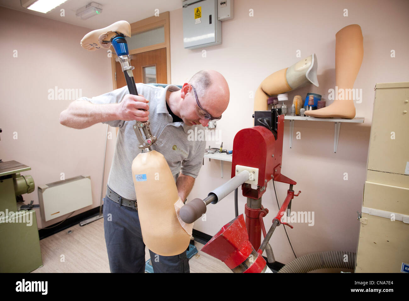 Une jambe artificielle fabriquée dans un atelier de l'hôpital UK Banque D'Images