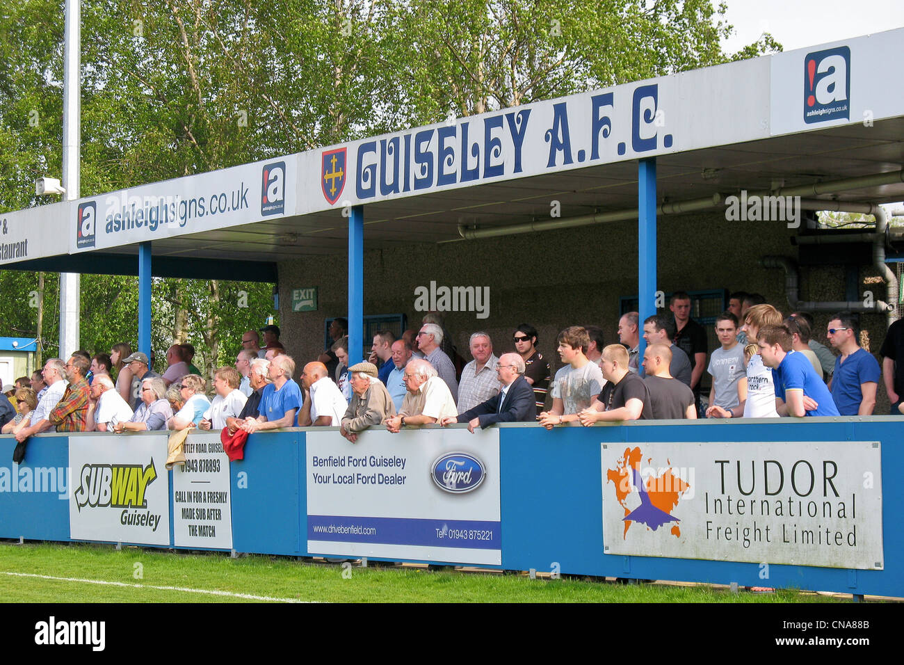 Les fans de football au Football Club Guiseley Banque D'Images