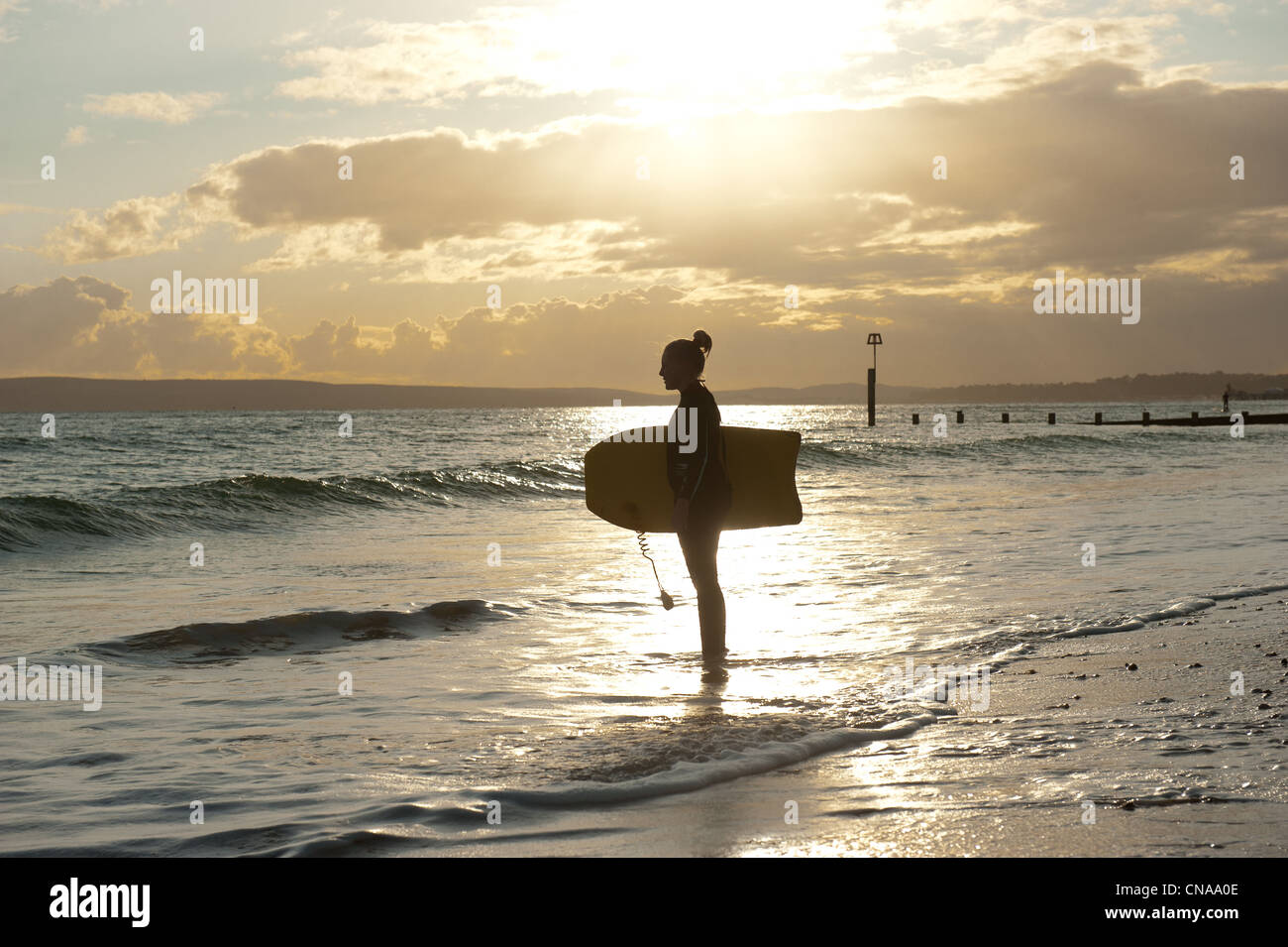 Un surfeur sur la plage, Boscombe Bournemouth, Dorset Banque D'Images