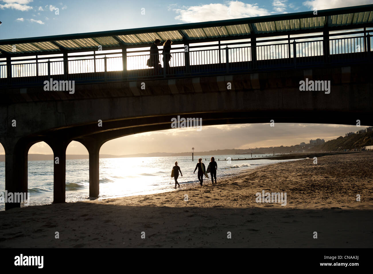 Sur la plage, les surfeurs Boscombe Bournemouth, Dorset Banque D'Images