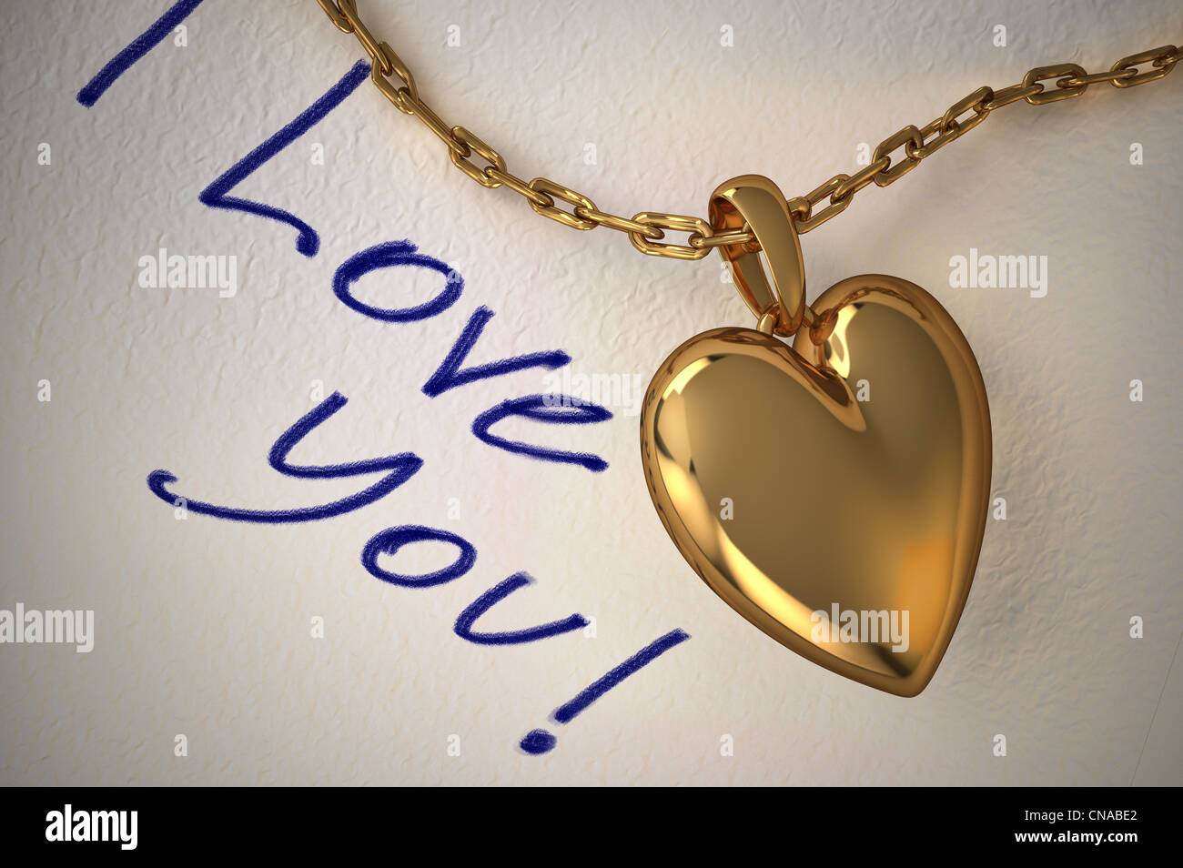 Pendentif Coeur en or sur un papier blanc avec le type I love you, écrit à la main sur elle. Banque D'Images