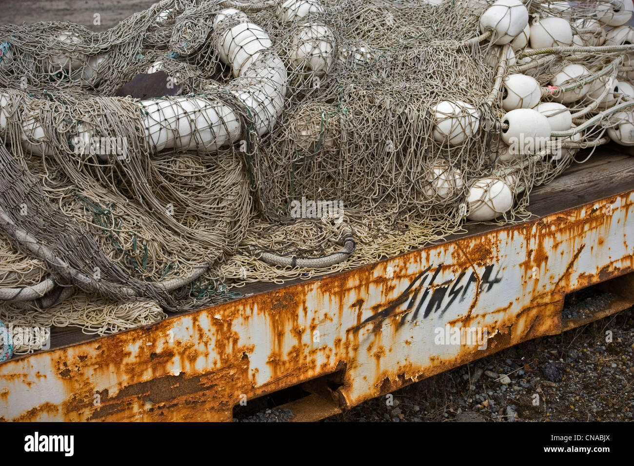 Filets de pêche commerciale avec flotteurs blanc empilés sur des vieux Alaska Airline dolly at Sawmill Creek Parc Industriel à Sitka, en Alaska. Banque D'Images