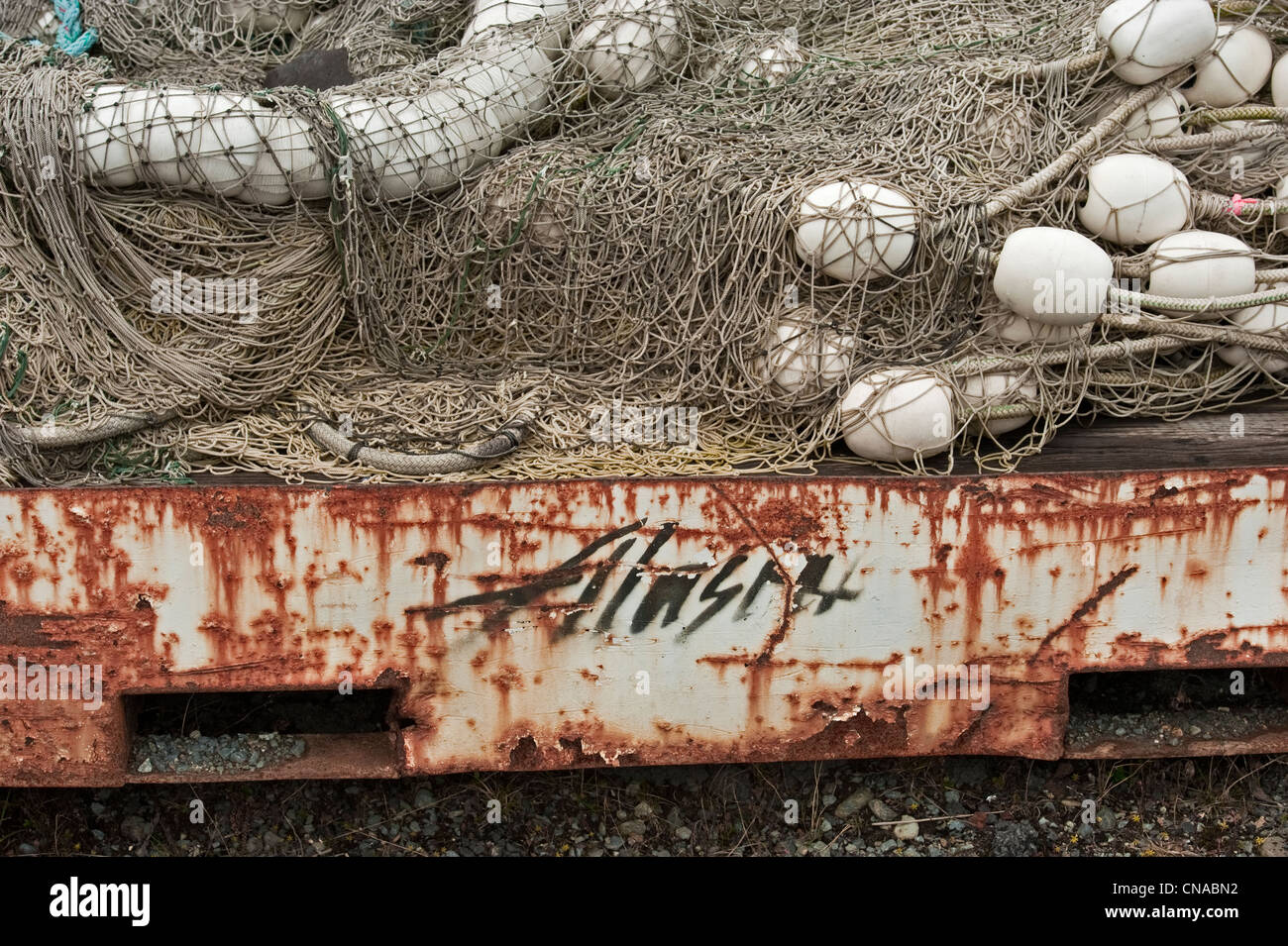 Filets de pêche commerciale avec flotteurs blanc empilés sur des vieux Alaska Airline dolly at Sawmill Creek Parc Industriel à Sitka, en Alaska. Banque D'Images
