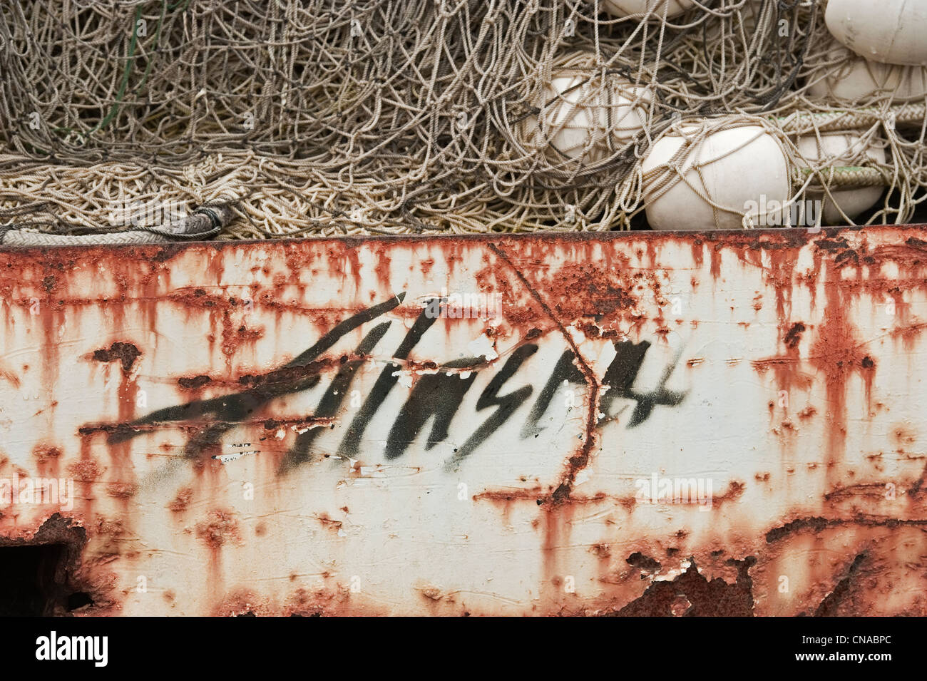 Filets de pêche commerciale avec flotteurs blanc empilés sur des vieux Alaska Airline dolly at Sawmill Creek Parc Industriel à Sitka, en Alaska. Banque D'Images
