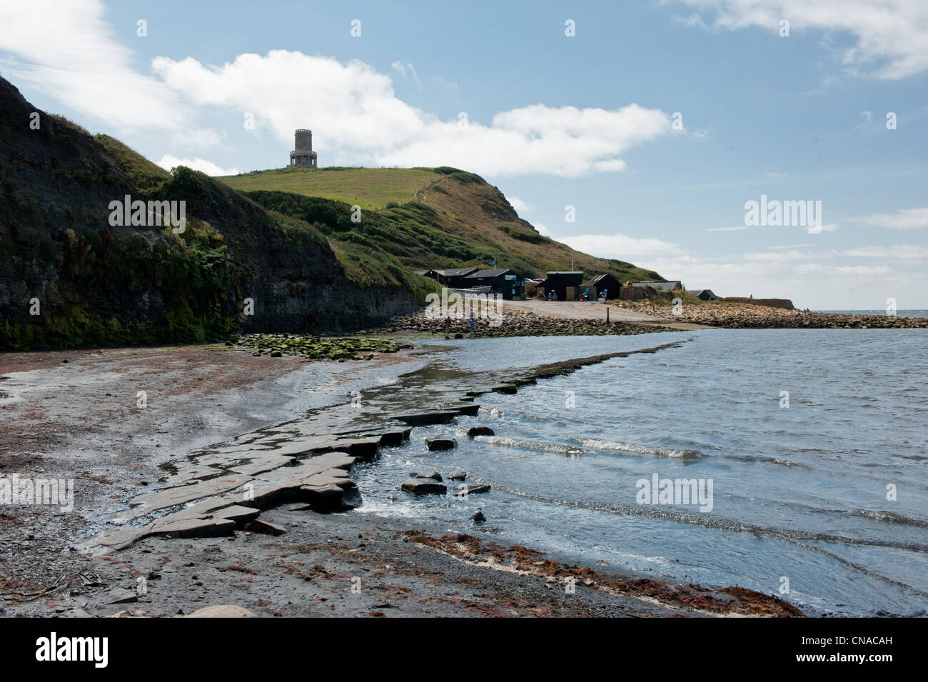 Dans le Dorset, Kimmeridge Bay avec Tour Clavell sur Hen Falaise dans la distance. Banque D'Images