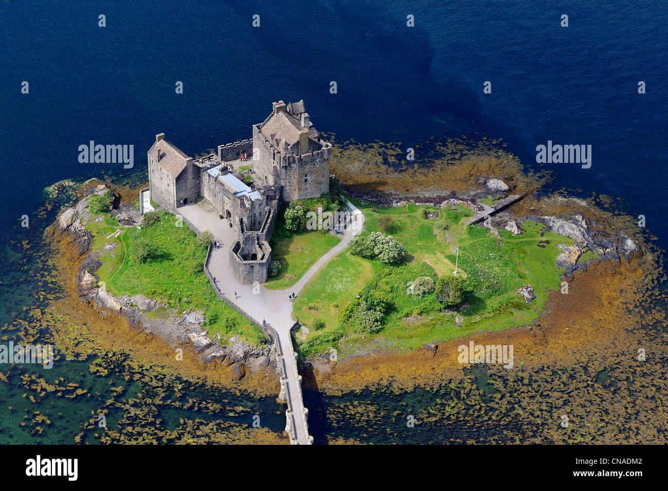 Royaume-uni, Ecosse, Highland, Dornie Eilean Donan Castle, sur le Loch Duich (vue aérienne) Banque D'Images